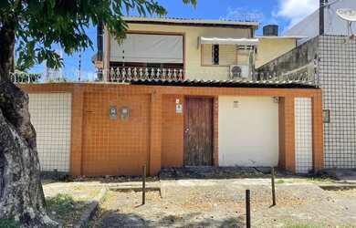 Imagem: A casa possui 4 Dormitórios, 3 Banheiros, 2 Vagas na garagem