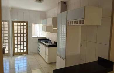 Imagem: A casa possui 3 Dormitórios, 3 Banheiros, 3 Vagas na garagem