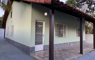 Imagem: A casa possui 3 Dormitórios, 2 Banheiros e 3 Vagas na garagem