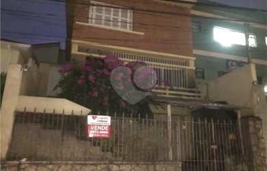 Imagem: A casa possui 3 Dormitórios, 3 Banheiros, 2 Vagas na garagem