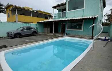 Imagem: A casa possui 3 Dormitórios, 4 Banheiros, 3 Vagas na garagem