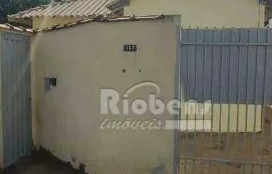 Imagem: A casa possui 2 Dormitórios, 1 Banheiro, 2 Vagas na garagem