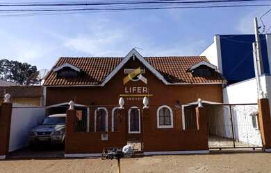 Imagem: A casa possui 5 Dormitórios, 3 Banheiros, 4 Vagas na garagem