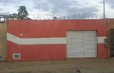 Imagem: A casa possui 2 Dormitórios, 1 Banheiro, 3 Vagas na garagem