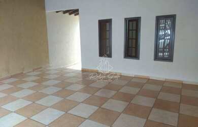 Imagem: A casa possui 3 Dormitórios, 1 Banheiro, 2 Vagas na garagem