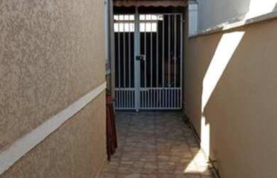 Imagem: A casa possui 4 Dormitórios, 2 Banheiros, 1 Vaga na garagem