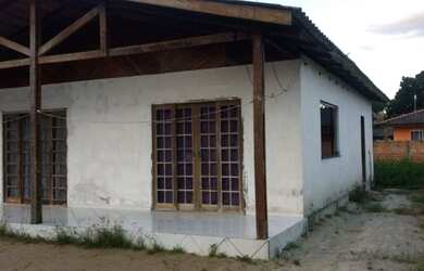 Imagem: A casa possui 2 Dormitórios, 1 Banheiro, 5 Vagas na garagem