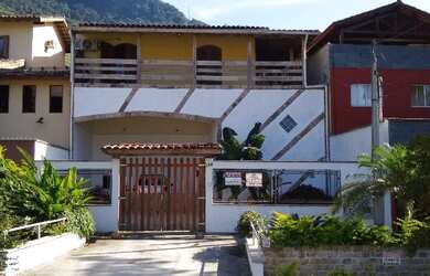 Imagem: A casa possui 2 Dormitórios, 2 Banheiros, 2 Vagas na garagem