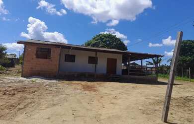 Imagem: A casa possui 2 Dormitórios, 2 Banheiros, 2 Vagas na garagem