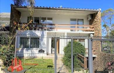 Imagem: A casa possui 5 Dormitórios, 4 Banheiros, 4 Vagas na garagem