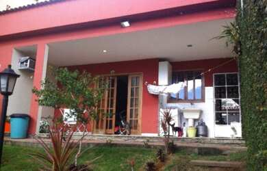 Imagem: A casa possui 3 Dormitórios, 2 Banheiros, 3 Vagas na garagem