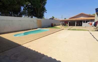 Imagem: A casa possui 4 Dormitórios, 3 Banheiros, 2 Vagas na garagem