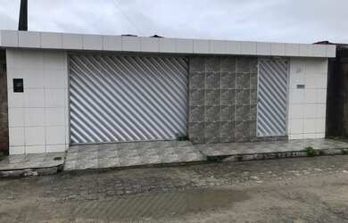 Imagem: A casa possui 4 Dormitórios, 2 Banheiros, 2 Vagas na garagem