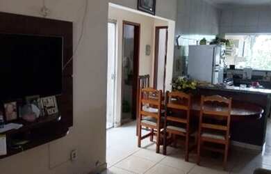 Imagem: A casa possui 3 Dormitórios, 1 Banheiro, 1 Vaga na garagem