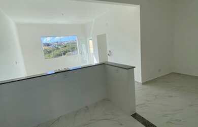 Imagem: A casa possui 3 Dormitórios, 1 Banheiro, 2 Vagas na garagem