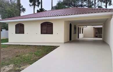 Imagem: A casa possui 4 Dormitórios, 3 Banheiros, 3 Vagas na garagem