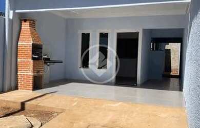 Imagem: A casa possui 2 Dormitórios, 1 Banheiro, 2 Vagas na garagem