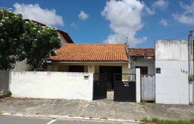 Imagem: A casa possui 2 Dormitórios, 1 Banheiro, 2 Vagas na garagem