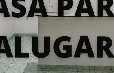 Imagem: A casa possui 2 Dormitórios, 1 Banheiro, 2 Vagas na garagem