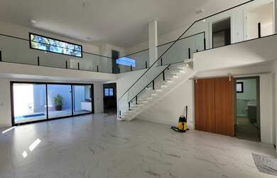 Imagem: A casa em condomínio possui 4 Dormitórios, 5 Banheiros, 4