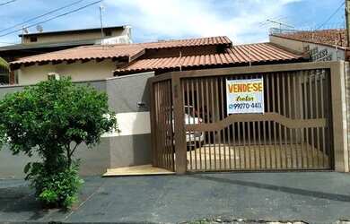 Imagem: A casa possui 2 Dormitórios, 2 Banheiros, 2 Vagas na garagem