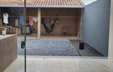 Imagem: A casa possui 3 Dormitórios, 2 Banheiros, 1 Vaga na garagem