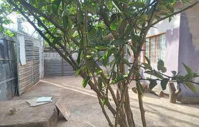 Imagem: A casa possui 3 Dormitórios, 1 Banheiro, 2 Vagas na garagem