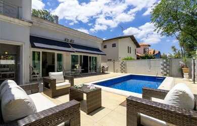 Imagem: A casa possui 4 Dormitórios, 5 Banheiros, 5 Vagas na garagem