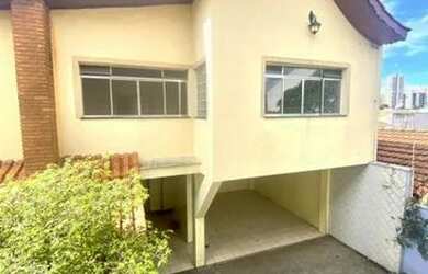 Imagem: A casa possui 3 Dormitórios, 2 Banheiros, 5 Vagas na garagem