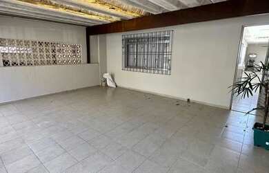 Imagem: A casa possui 2 Dormitórios, 1 Banheiro, 2 Vagas na garagem