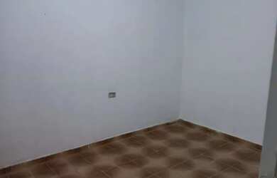 Imagem: A casa possui 3 Dormitórios, 1 Banheiro, 1 Vaga na garagem