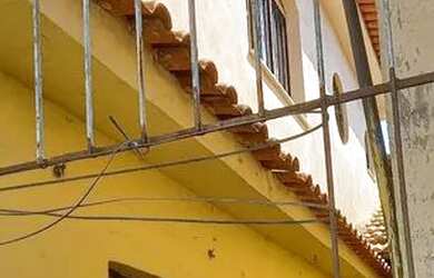 Imagem: A casa possui 2 Dormitórios, 2 Banheiros, Varanda e está