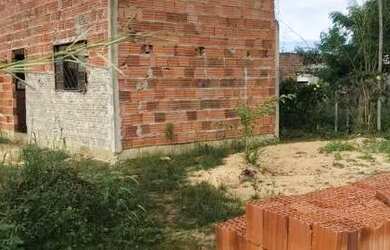 Imagem: A casa possui 4 Dormitórios, 2 Banheiros e 1025m² de Área