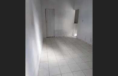 Imagem: A casa possui 1 Dormitório, 1 Banheiro e está localizado