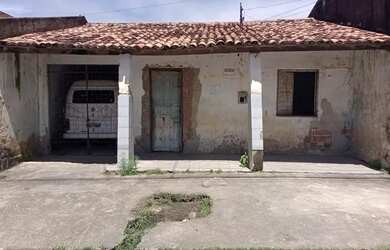 Imagem: A casa possui 3 Dormitórios, 1 Banheiro, 1 Vaga na garagem