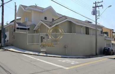 Imagem: A casa possui 3 Dormitórios, 2 Banheiros, 2 Vagas na garagem