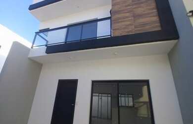 Imagem: A casa possui 2 Dormitórios, 3 Banheiros, 1 Vaga na garagem