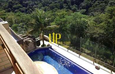 Imagem: A casa em condomínio possui 5 Dormitórios, 5 Banheiros e 663m²