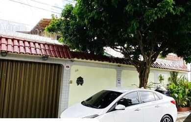 Imagem: A casa possui 5 Dormitórios, 1 Banheiro, 5 Vagas na garagem
