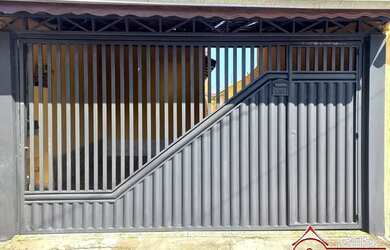 Imagem: A casa possui 3 Dormitórios, 1 Banheiro, 2 Vagas na garagem