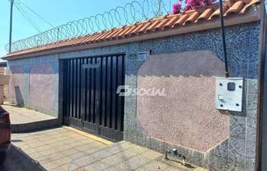 Imagem: A casa possui 4 Dormitórios, 3 Banheiros, 2 Vagas na garagem