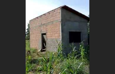 Imagem: A casa possui 4 Dormitórios, 2 Banheiros, 2 Vagas na garagem