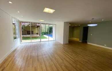 Imagem: A casa em condomínio possui 4 Dormitórios, 5 Banheiros, 4