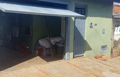 Imagem: A casa possui 3 Dormitórios, 1 Banheiro, 1 Vaga na garagem