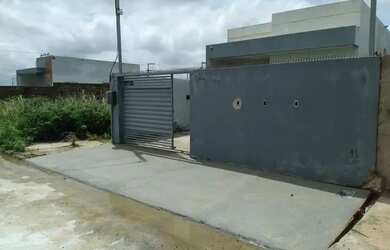 Imagem: A casa possui 2 Dormitórios, 1 Banheiro, 2 Vagas na garagem