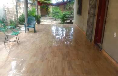 Imagem: A casa possui 2 Dormitórios, 2 Banheiros e 2 Vagas na garagem