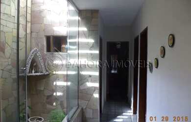 Imagem: A casa possui 3 Dormitórios, 2 Banheiros, 2 Vagas na garagem