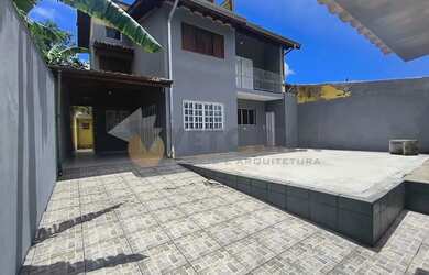 Imagem: A casa possui 3 Dormitórios, 2 Banheiros, 3 Vagas na garagem