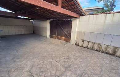 Imagem: A casa possui 1 Dormitório, 1 Banheiro, 1 Vaga na garagem e