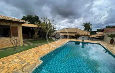 Imagem: A casa possui 5 Dormitórios, 1 Banheiro, 5 Vagas na garagem